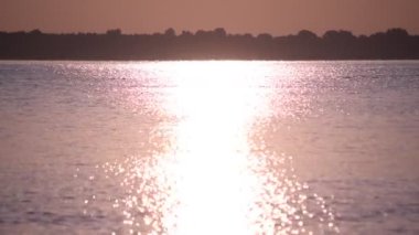 Göl veya nehir bir güneş yol ya da yol ışık su oluşturan suya yansıyan güneş ışığı