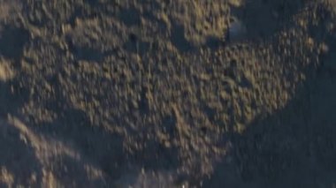 Ağır çekim sudan yere geliyor ve yürüme çıplak ayak