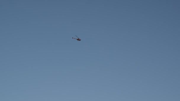 Vrtulník letící na modré obloze — Stock video