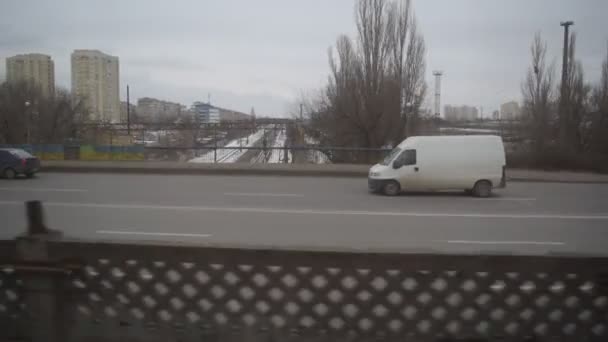 KYIV - CIRCA ENERO 2017: Vista desde la ventana del metro en Kiev . — Vídeo de stock