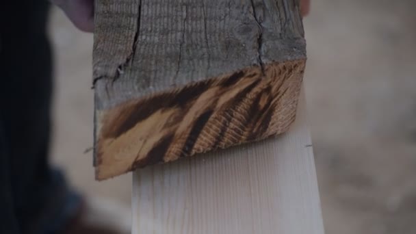Un gabarit en bois est utilisé pour marquer une poutre en bois avec un crayon 