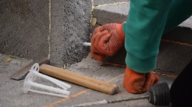Temel üzerine polistiren panel yapıştırılması eller