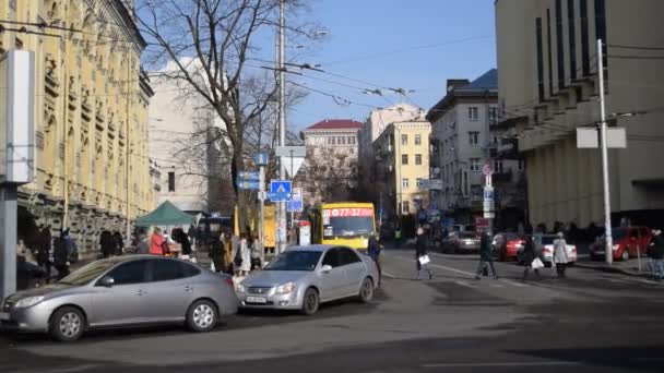 Comutatorii merg pe jos în Kiev lângă stația de metrou Palats Sportu — Videoclip de stoc