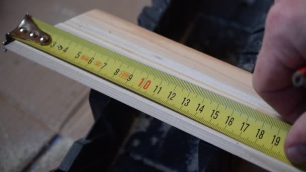 Mans hands measuring a skirting board and marking with pencil — Stock Footage Mans hands measuring a skirting board and marking with pencil Video Clip