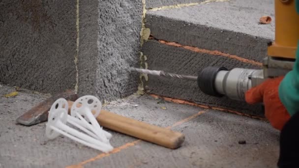 Time-lapse van aanbrenging van een kunststof anker naar polystyreen paneel — Stockvideo
