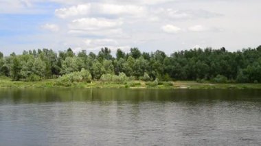 Motorlu tekne hareket hızlı su yüzeyinde Desna Nehri, Ukrayna