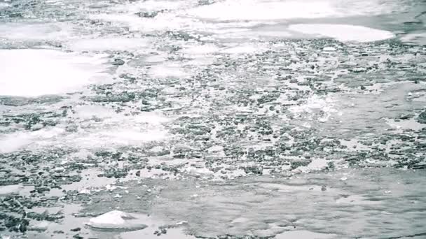 Ontdooien. Stukken, blokken en floes van smeltend ijs op water — Stockvideo
