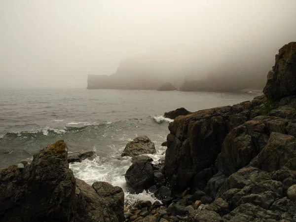 Een mistige dag aan de kust — Stockfoto