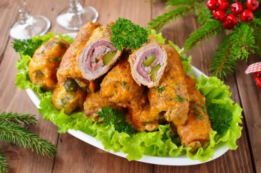 Et bacon ve salatalık turşusu ile doldurulmuş rulo