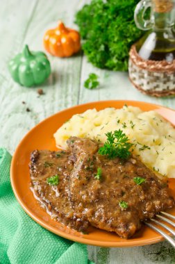 Patates püresi ile karaciğer üzerinden pirzola