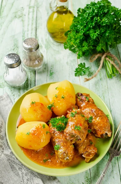 Meat rolls stuffed with bacon and pickled cucumber — Stock Photo, Image