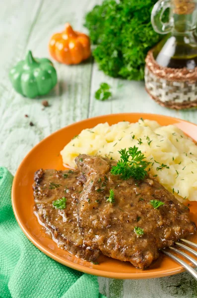 Chops from the liver with mashed potatoes — Stock Photo, Image