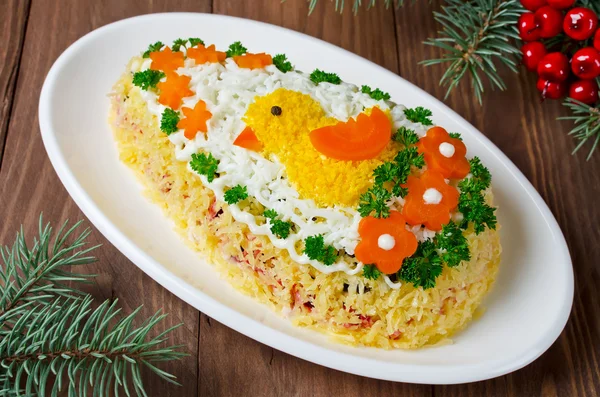 Праздничный салат Яйцо украшено цыпленком и овощами — стоковое фото