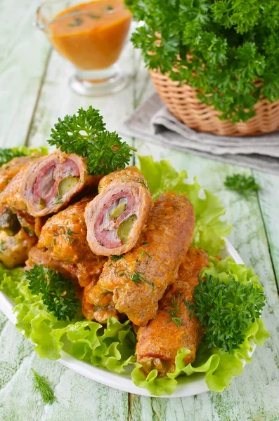 Rotoli di carne farciti con pancetta e cetriolo sottaceto — Foto Stock