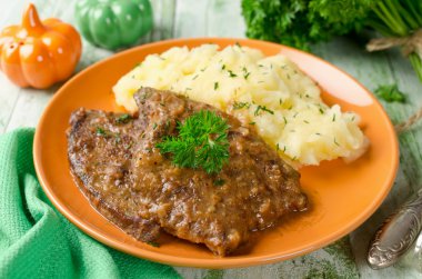 Patates püresi ile karaciğer üzerinden pirzola