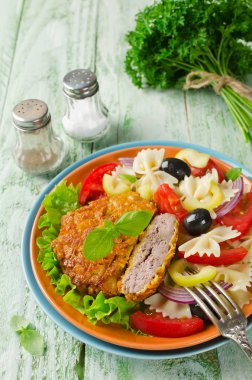 Cornflake gevrek Domuz pirzola makarna salatası ile servis. Rustik s