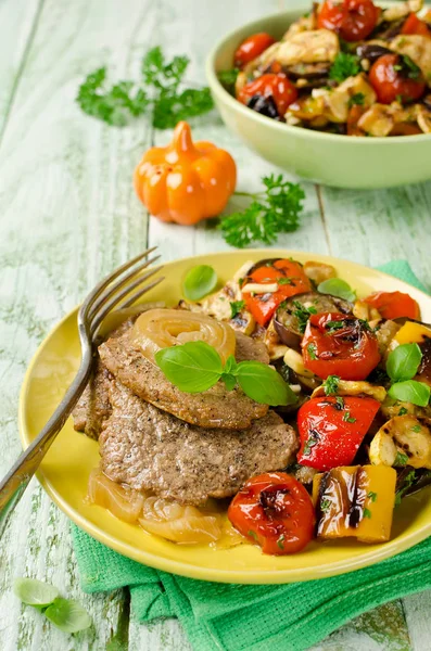 Marha steak, grillezett zöldség a tányéron és — Stock Fotó