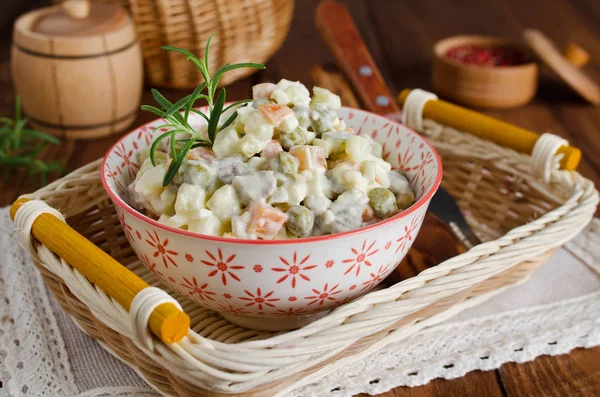 Russische traditionele salade Olivier met groenten en vlees — Stockfoto