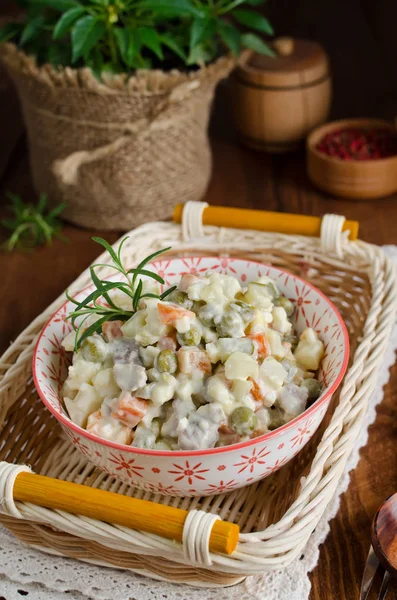 Rosyjska tradycyjna sałatka Olivier z warzywami i mięsem — Zdjęcie stockowe