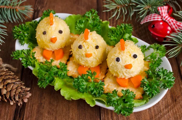 Funny chickens from eggs on the Christmas table with the symbol — Stock Photo, Image