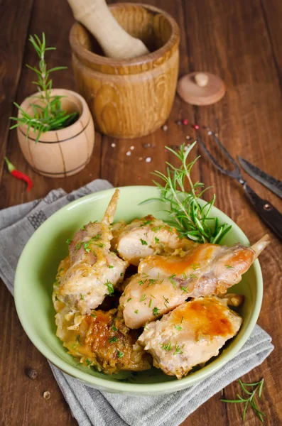 Forno Pernas de coelho assadas com batatas e alecrim — Fotografia de Stock