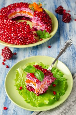 Salata Garnet bilezik ahşap bir masa üzerinde