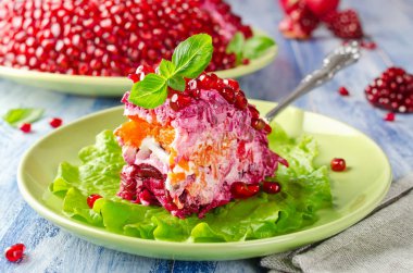 Salata Garnet bilezik ahşap bir masa üzerinde
