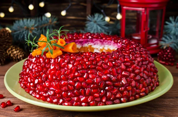 Salada Garnet pulseira na mesa de férias — Fotografia de Stock