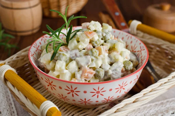 Traditioneller russischer Salat Olivier mit Gemüse und Fleisch — Stockfoto