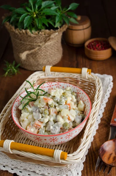 Rosyjska tradycyjna sałatka Olivier z warzywami i mięsem — Zdjęcie stockowe