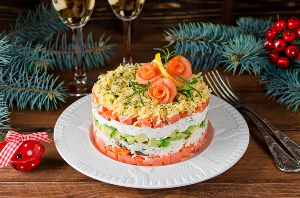 Salada em camadas com salmão, abacate e creme de queijo — Fotografia de Stock