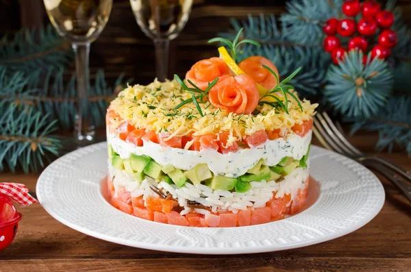 Lagdelt salat med laks, avocado og flødeost - Stock-foto