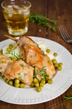 fırın tavşan bacağı patates ve biberiye ile pişmiş.