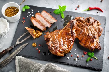 Bıçak ve çatal siyah s sette oyma ile kemik ızgara biftek