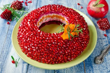Salata Garnet bilezik ahşap bir masa üzerinde