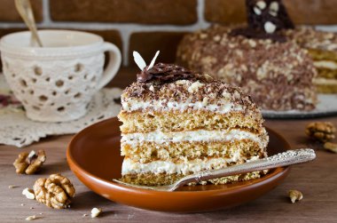 Ceviz ve rendelenmiş çikolata ile bal pasta