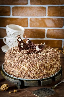 Ceviz ve rendelenmiş çikolata ile bal pasta