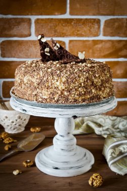 Ceviz ve rendelenmiş çikolata ile bal pasta