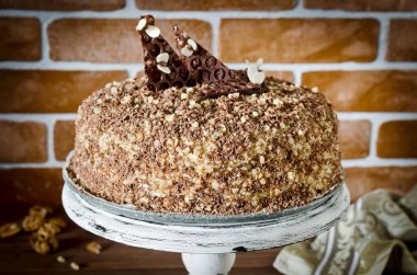 Ceviz ve rendelenmiş çikolata ile bal pasta