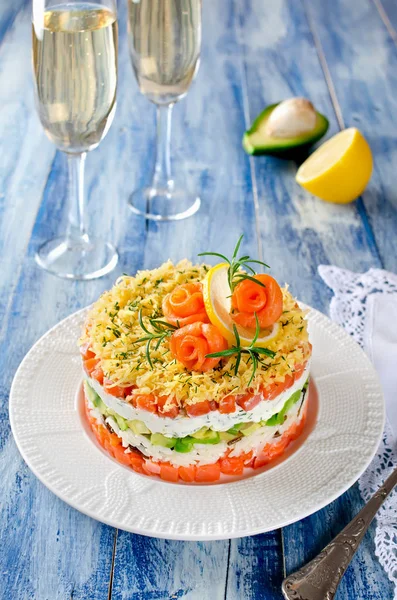 Gelaagde salade met zalm, avocado en crème kaas — Stockfoto