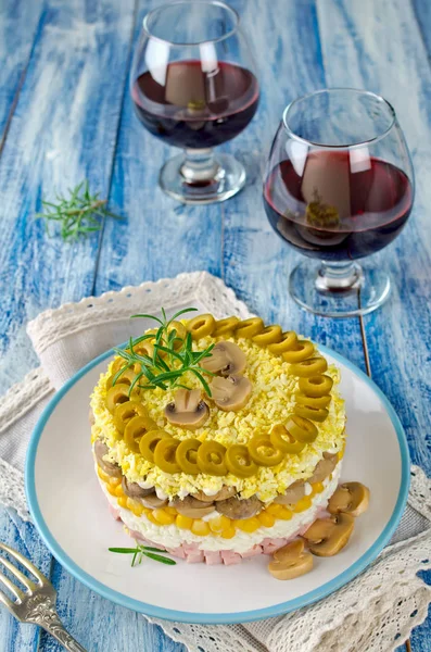 Geschichteter Salat mit Schinken, Champignons und Mais — Stockfoto