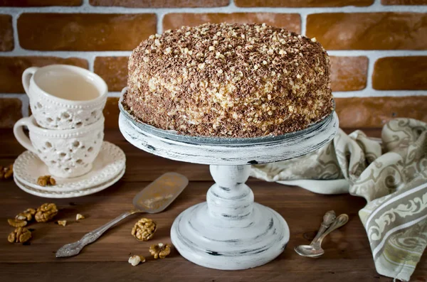 Bolo de mel com nozes e chocolate ralado — Fotografia de Stock