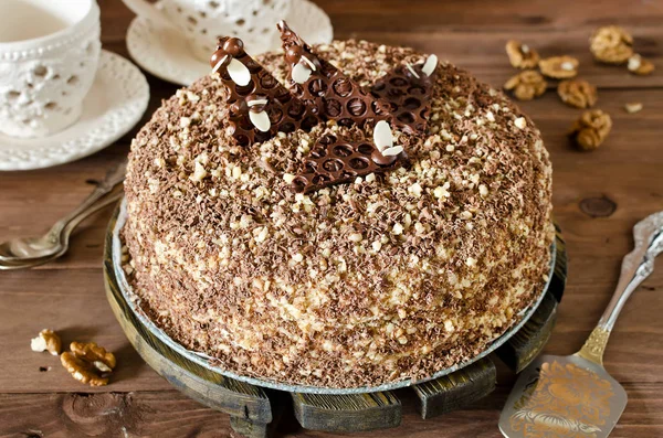Медовый торт с грецкими орехами и тертым шоколадом — стоковое фото