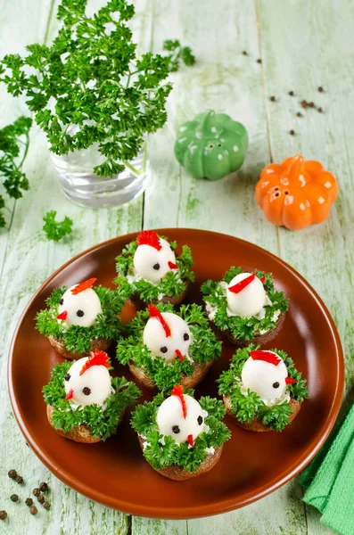 Funny chickens from eggs on the Easter table — Stock Photo, Image