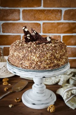 Ceviz ve rendelenmiş çikolata ile bal pasta