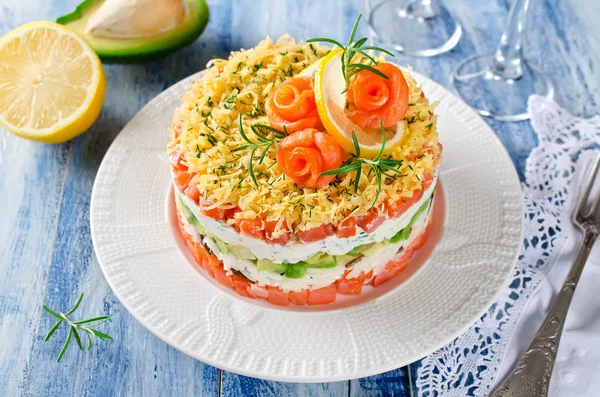 Geschichteter Salat mit Lachs, Avocado und Frischkäse — Stockfoto