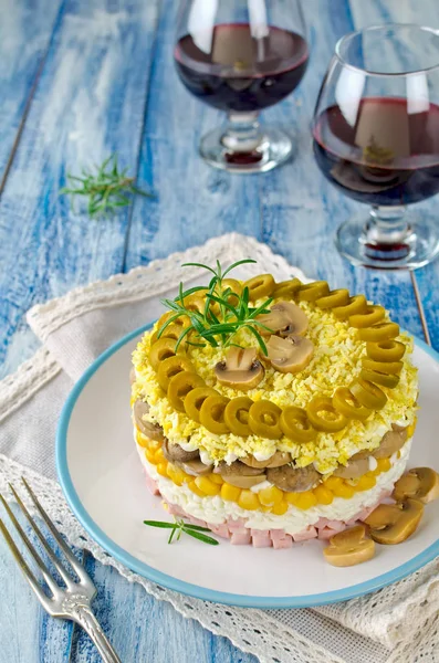 Gelaagde salade met ham, champignons en maïs — Stockfoto