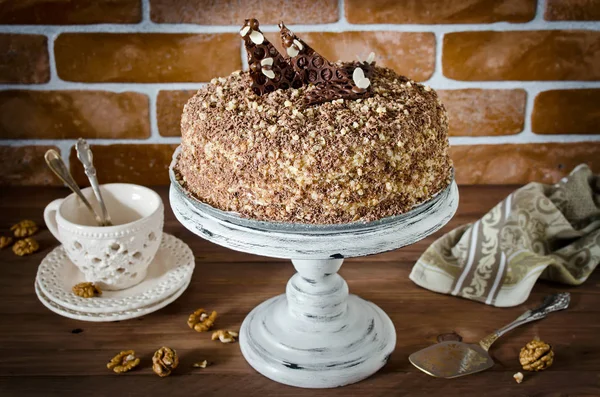 Bolo de mel com nozes e chocolate ralado — Fotografia de Stock