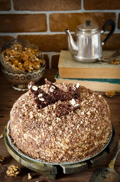 Медовий торт з волоськими горіхами та тертим шоколадом — стокове фото