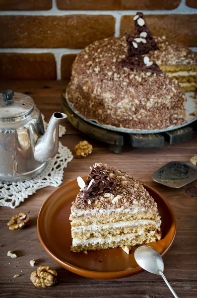 Bolo de mel com nozes e chocolate ralado — Fotografia de Stock